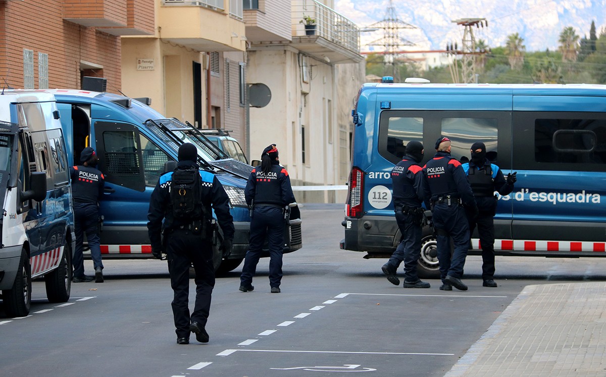Pla conjunt d'agents dels Mossos i la policia local d'Amposta durant l'operatiu policial contra el blanqueig de capitals al carrer Agustina d'Aragó. 