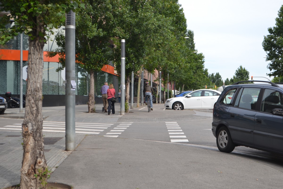 Carril bici de Manresa en el seu pas pel carrer de la Font del Gat