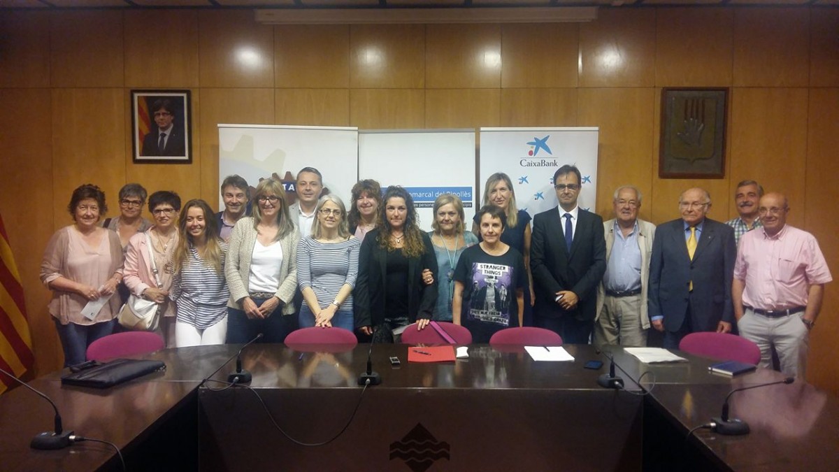 Foto de família amb representants del Rotary Club, l'Obra Social ''La Caixa'', les residències, el Consell Comarcal i polítics de la comarca