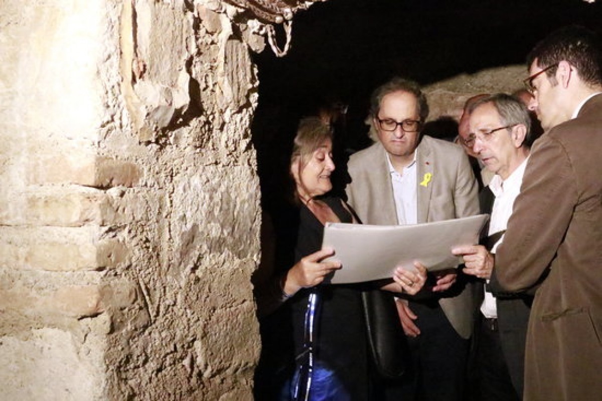 El president de la Generalitat, Quim Torra, i l'alcalde de Granollers, Josep Mayoral, escoltant les explicacions al refugi antiaeri de la plaça de Maluquer i Salvador