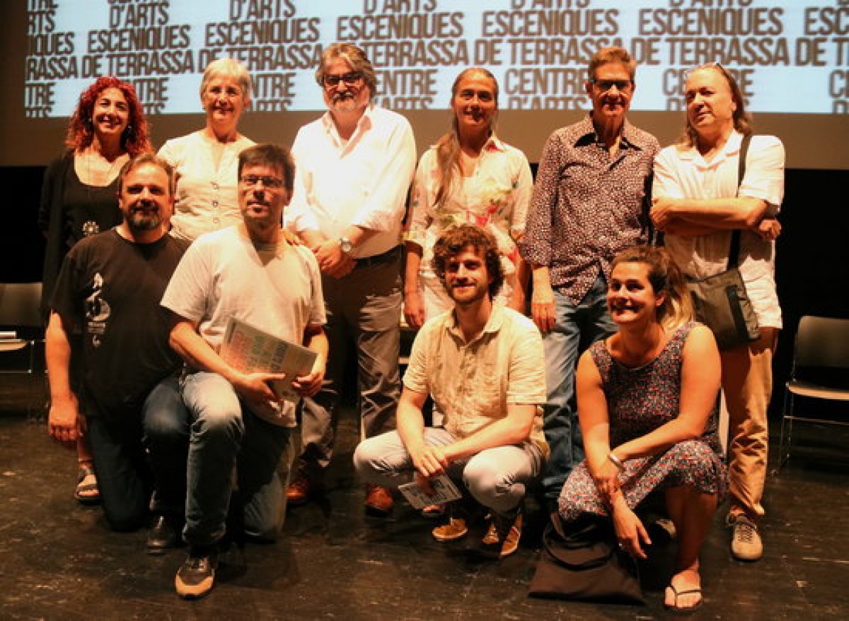 Imatge del director del CAET, Pep Pla i el regidor de Cultura de Terrassa, Amadeu Aguado, amb alguns dels artistes i directors de la nova temporada el 19 de juny de 2018. 