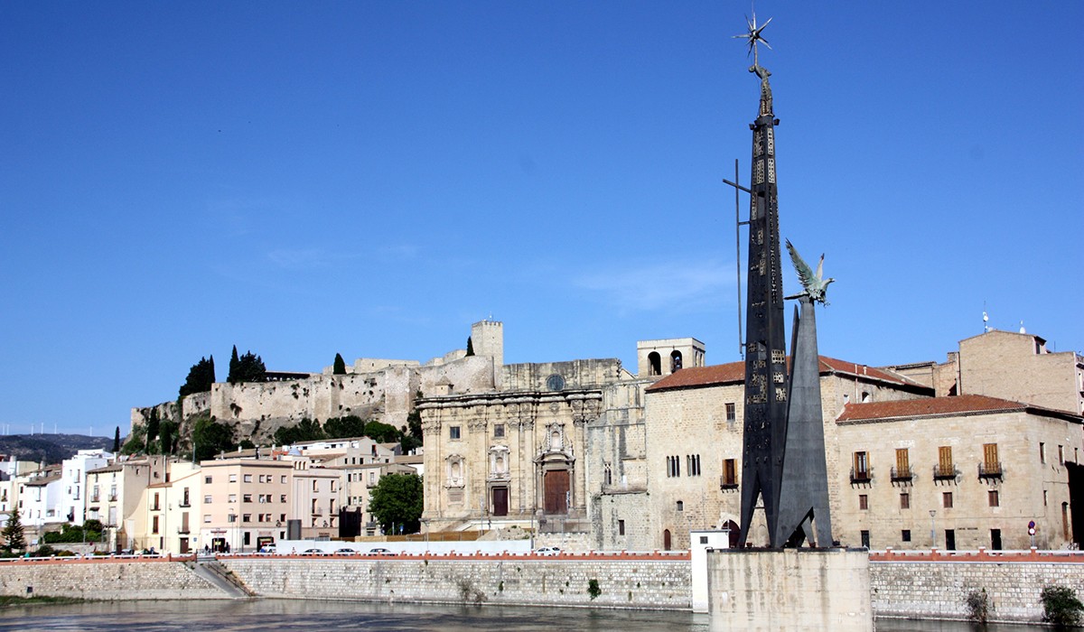 El monument franquista de Tortosa davant la façana de la Catedral 