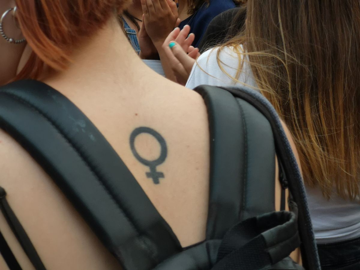 Tatuatge feminista en el clatell d'una manifestant
