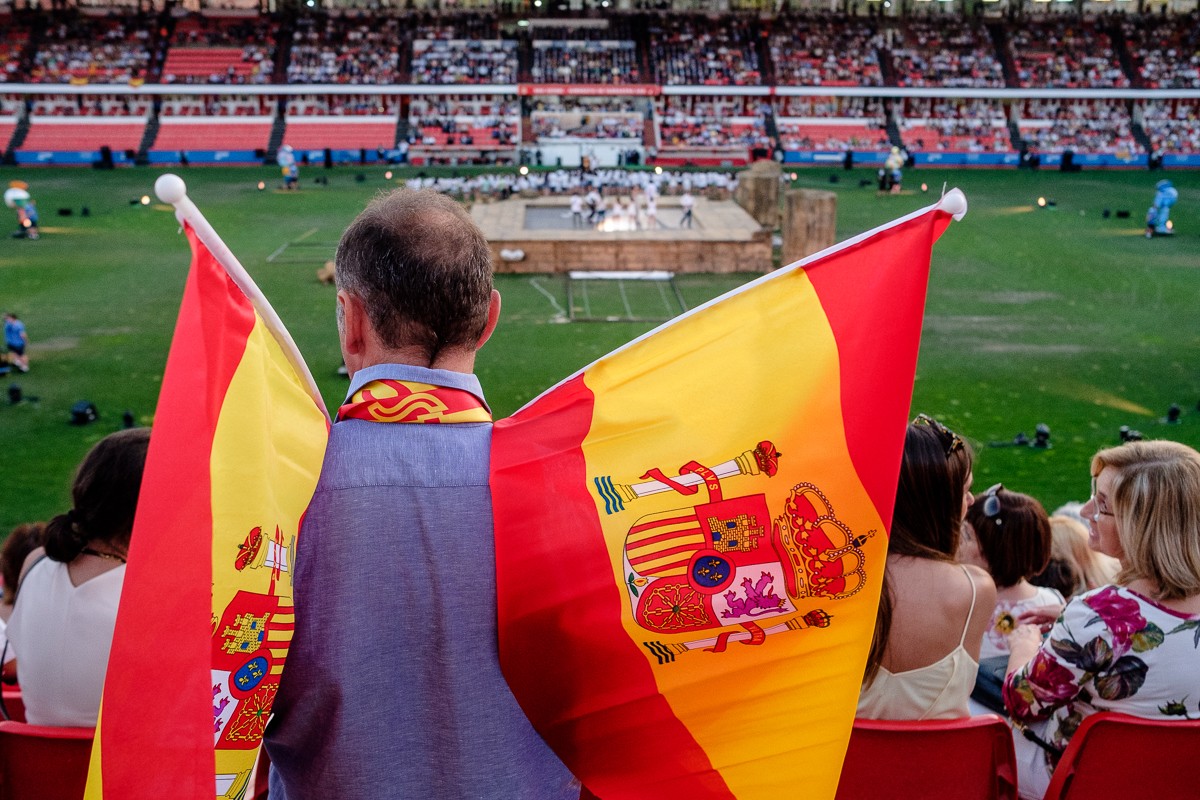 Un home amb banderes espanyoles durant la cerimònia inaugural dels Jocs Mediterranis