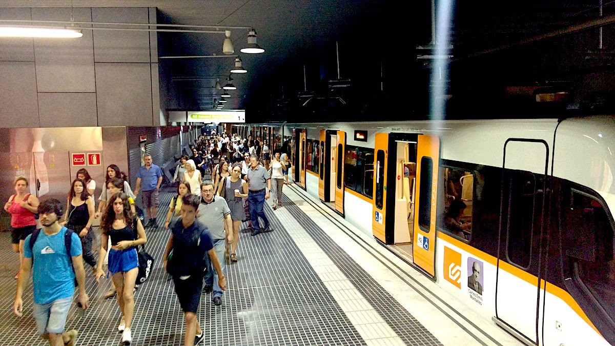 Usuaris baixant a l'estació de Can Feu - Gràcia dels FGC a Sabadell.