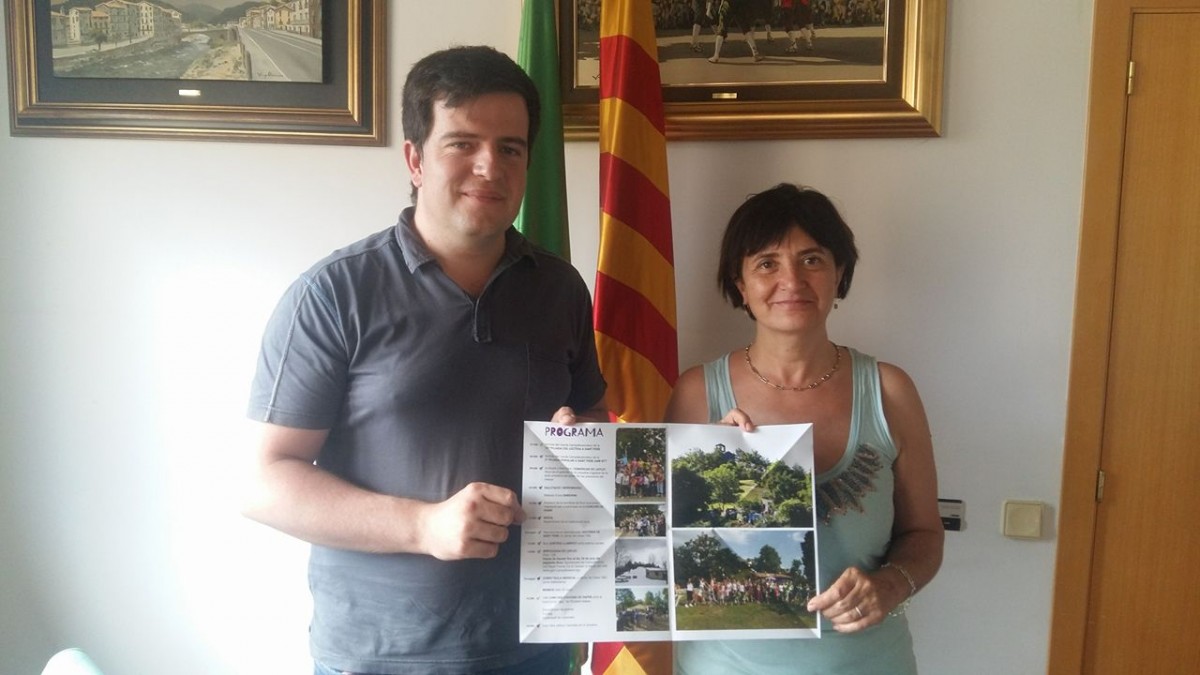 L'alcalde de Campdevànol, Joan Manso, i la regidora Dolors Costa han presentat la programació d'estiu del municipi aquest matí