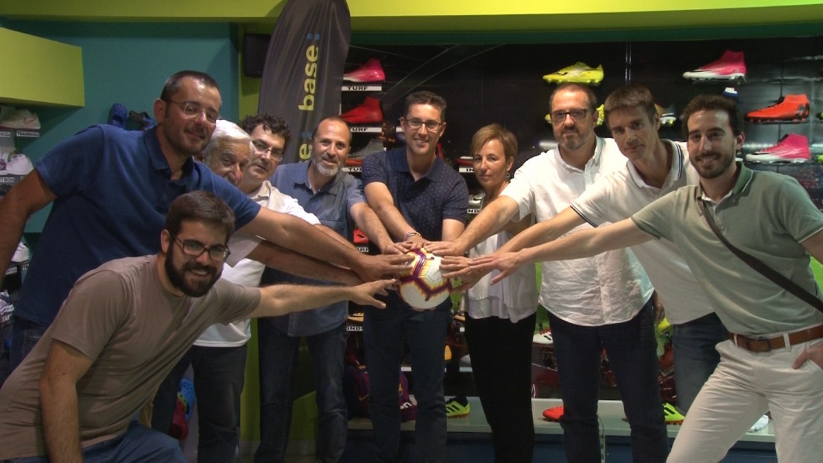 Representants dels quatre equips de futbol de la comarca amb l'equip d'Olot Televisió, que ja ho té tot a punt per a fer el seguiment la pròxima temporada de la Segona Catalana..