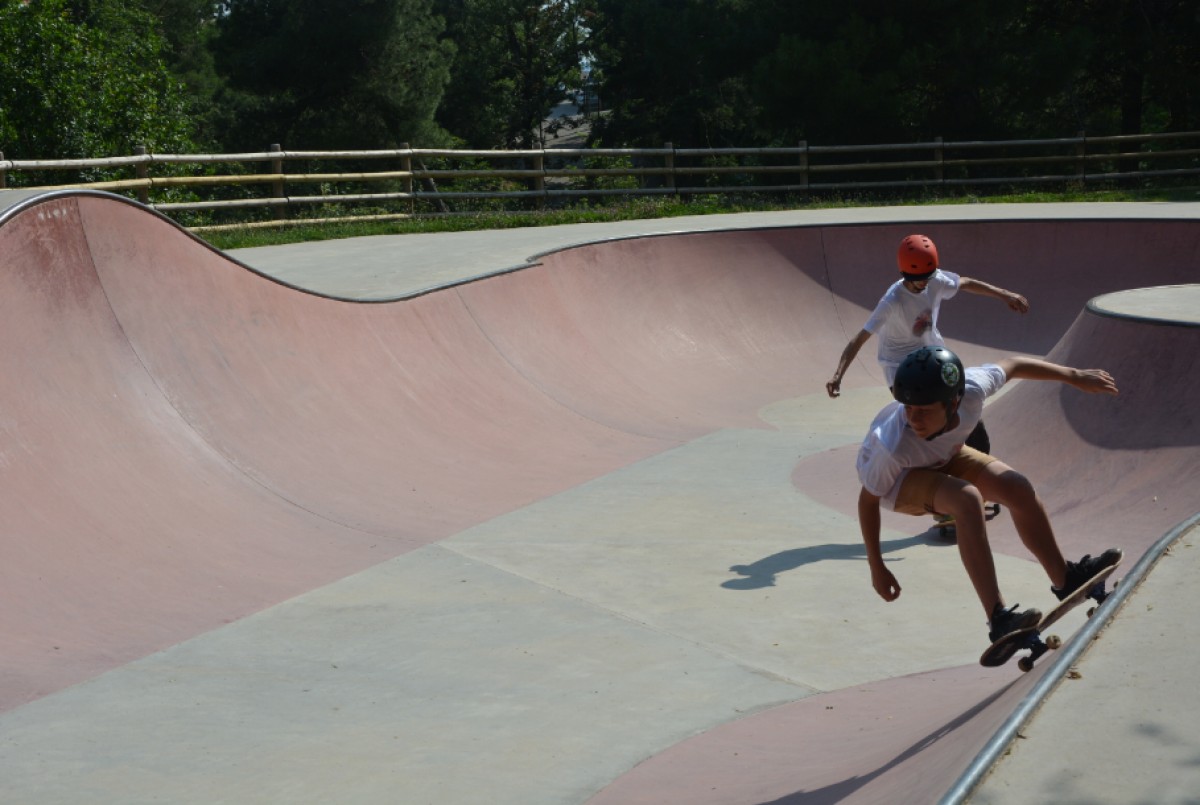 Joves practicant l'skate al Parc del Lledó de Berga