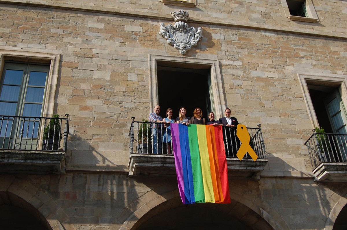 Imatge d'arxiu de la bandera LGTBI penjada a l'Ajuntament de Manresa