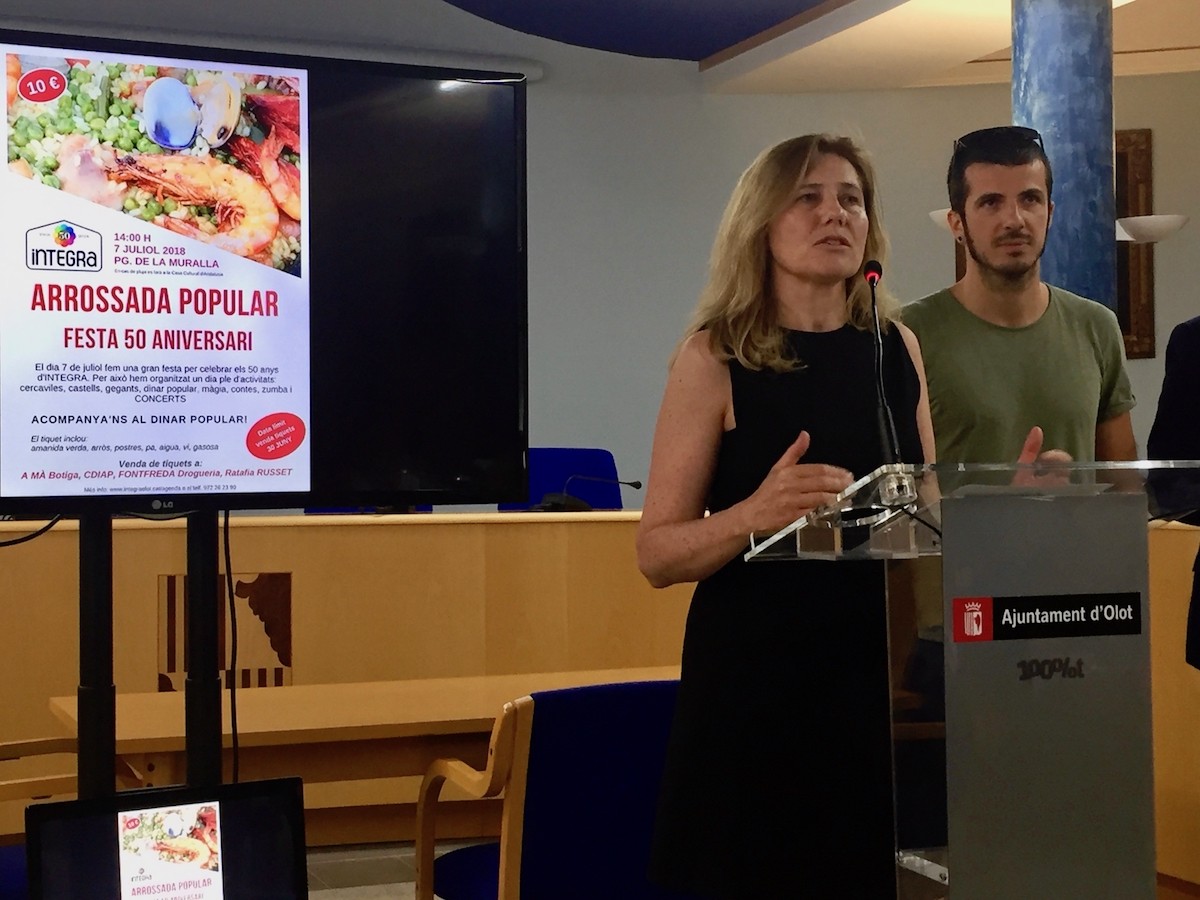 Núria Fité i Jordi Morejón han presentat a l'Ajuntament d'Olot els actes del 50è aniversari d'Integra.