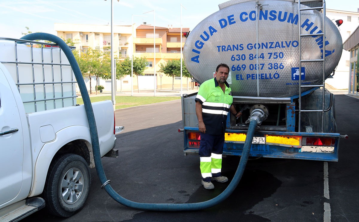Un operari de la Brigada Municipal de Móra la Nova omplint una cisterna del camió dipòsit ubicat al pavelló.
