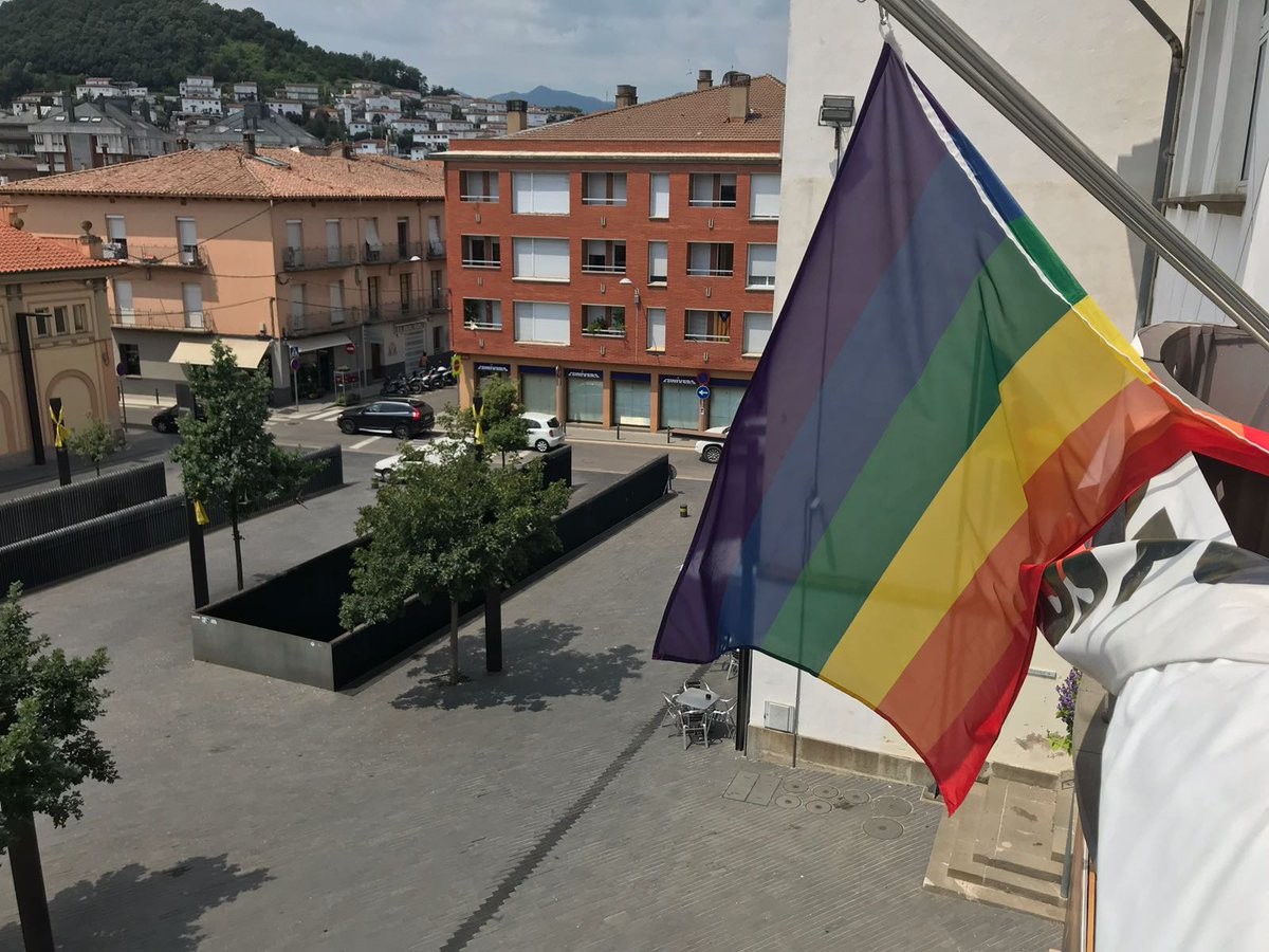 La bandera irisida del col·lectiu LGTBI penjava ahir a la tarda de la façana de l'Ajuntament d'Olot, dels pocs que ho va fer a la comarca.