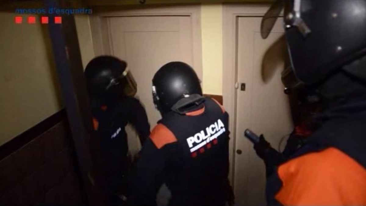 Instantania dels Mossos d'Esquadra de l'entrada al domicili d'uns dels detinguts.