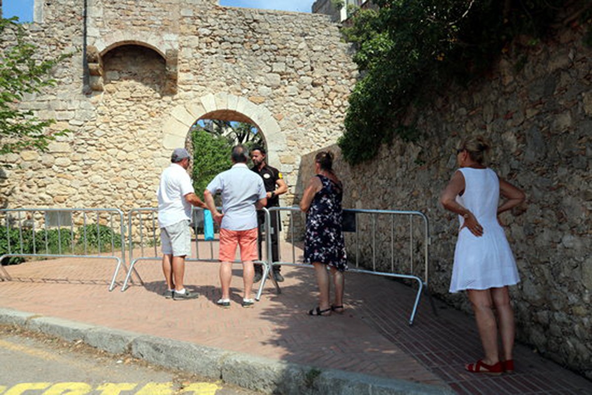 Turistes i curiosos s'apropen a les ruïnes on se celebrarà el casament