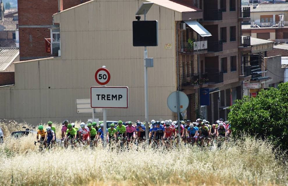 Els ciclistes al seu pas per Tremp en l’edició de l’any passat