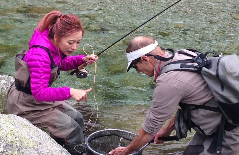La periodista xinesa practicant la pesca amb mosca a la Vall de Boí
