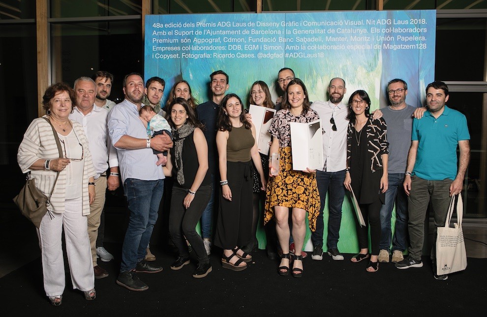La família de Cal Tomàs amb membres de Zoo Studio i el fotògraf Joan Pujol
