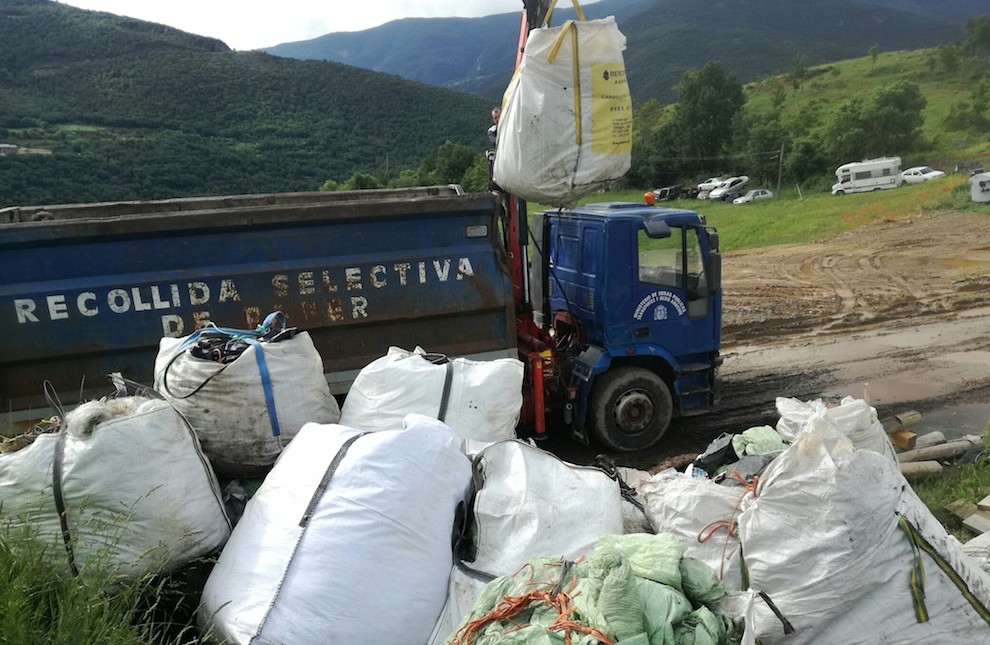 Un camió carregant les deixalles d’una explotació ramadera del Pallars