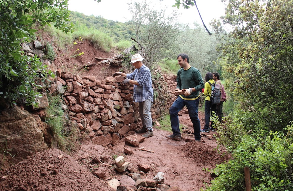 Imatge dels participants a un curs de pedra seca al Pallars.