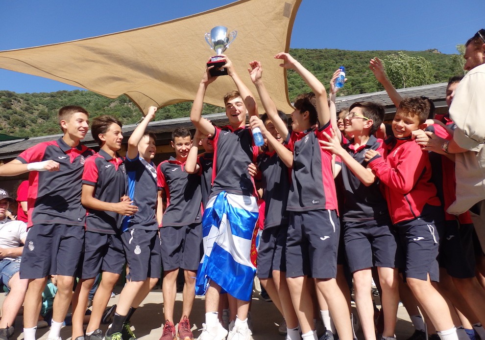 Els infantils de l’Espanyol alçant-se amb el trofeu l’any passat