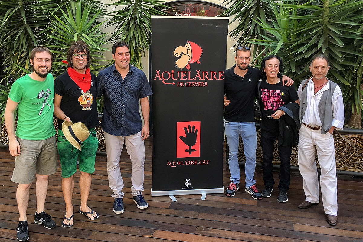 Foto de família dels organitzadors i participants de l'Aquelarre