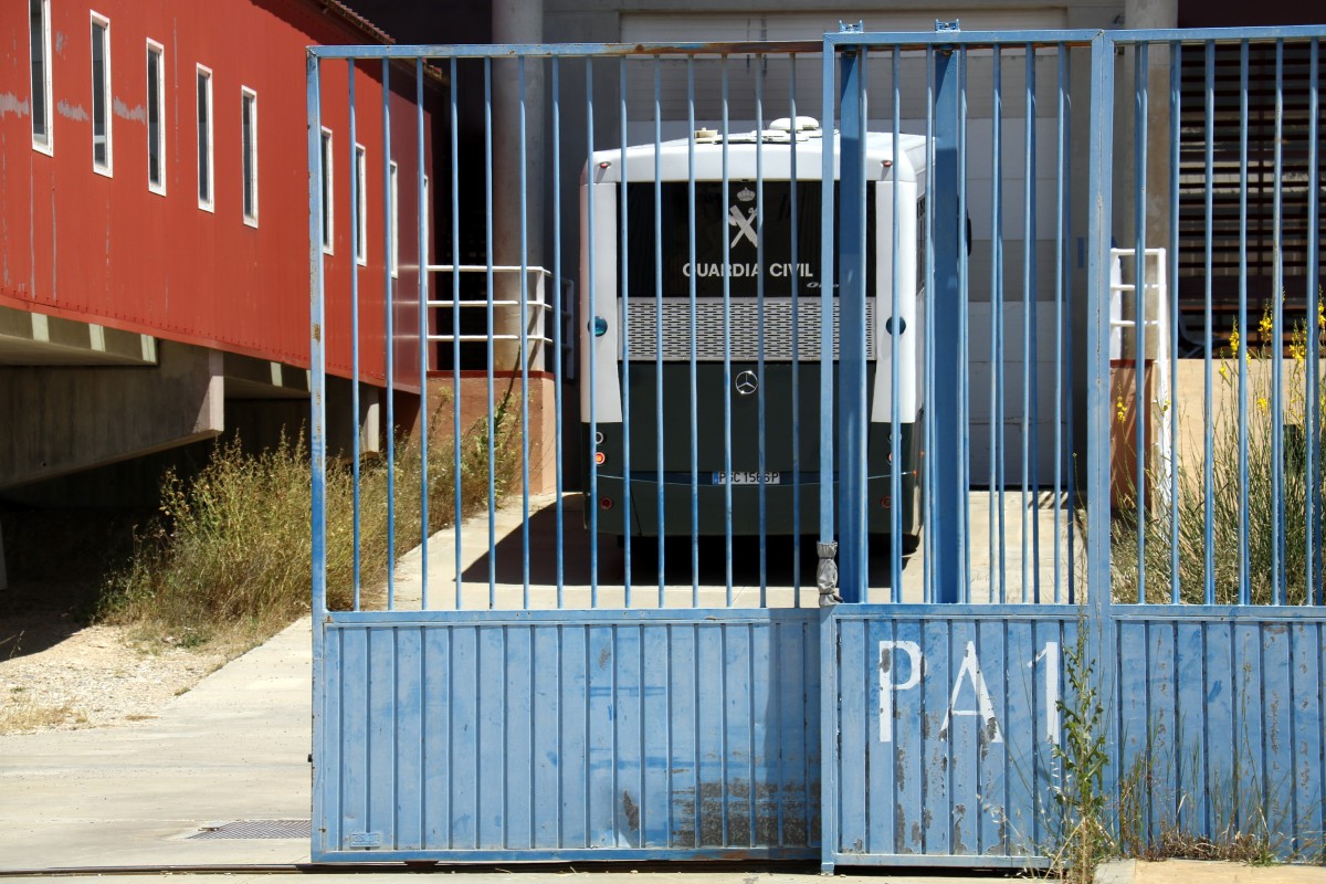 L'autocar que ha traslladat els presos polítics a la presó de Zuera, a Saragossa