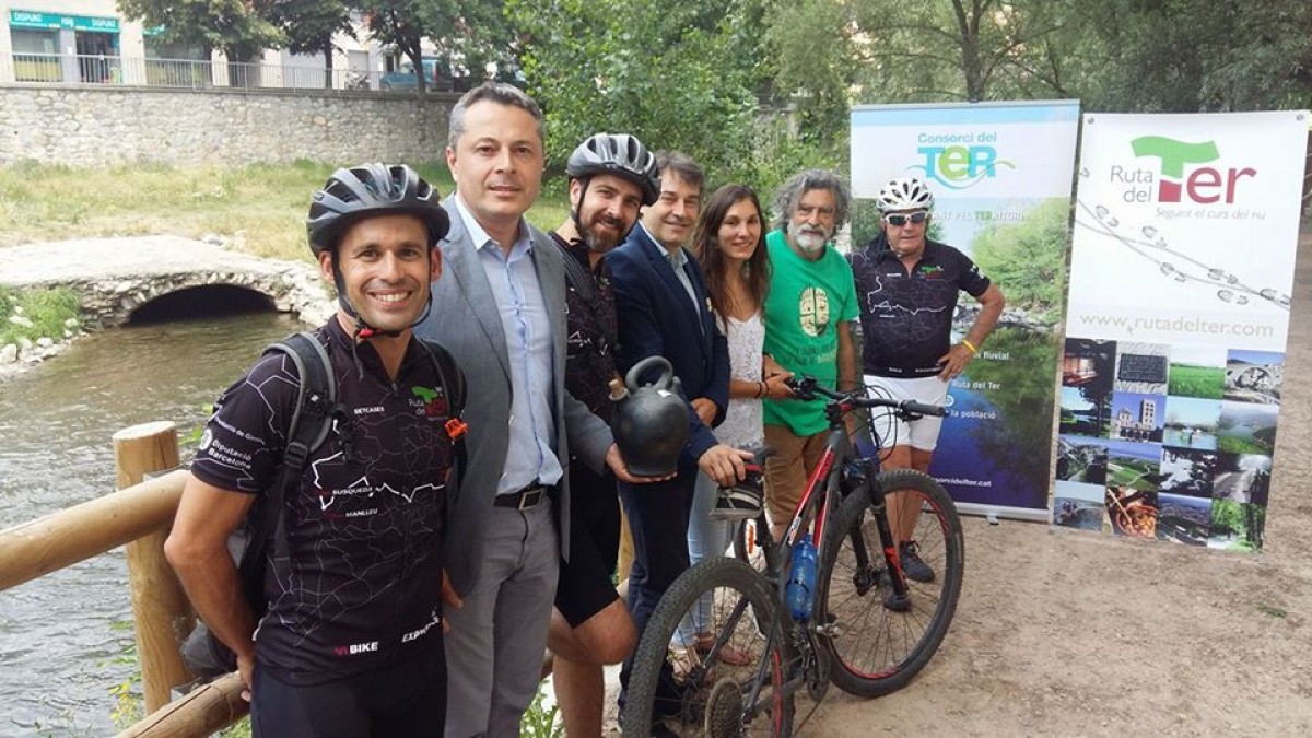 Feliu, Roqué, Colomer, Munell i Pérez acompanyats per altres regidors al pas de la Ruta del Ter per Ripoll