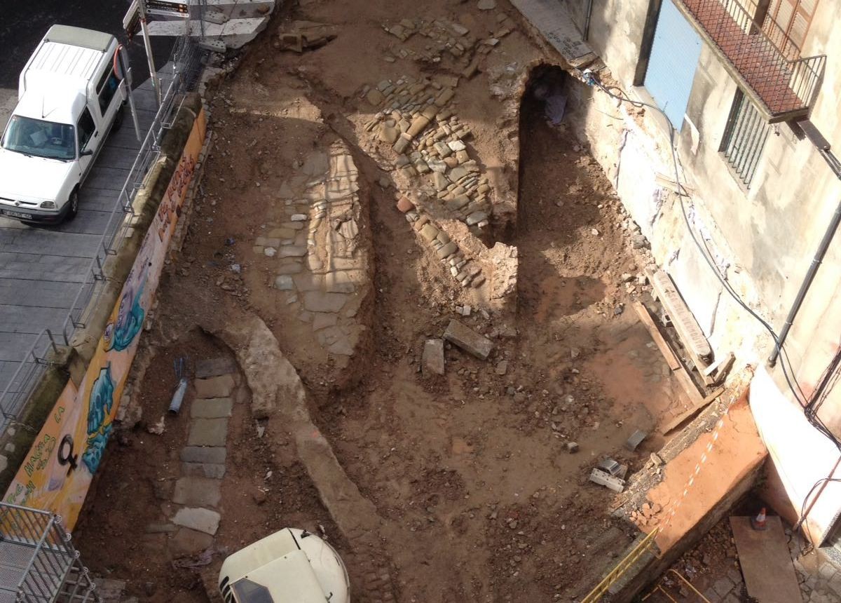 L'avenç de les obres ha posat al descobert les restes d'una de les torres del portal de Santa Llúcia i del llenç de la muralla que l'unia amb el de Sobrerroca