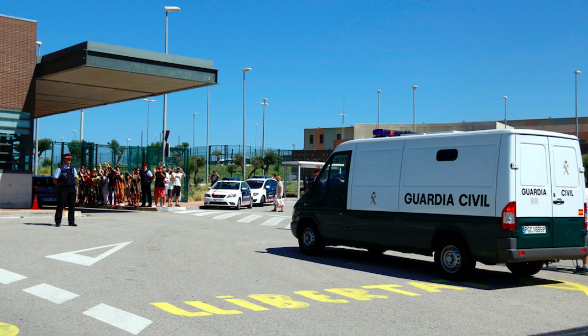 La furgoneta de la Guàrdia Civil amb Forcadell i Bassa a la presó de Figueres.