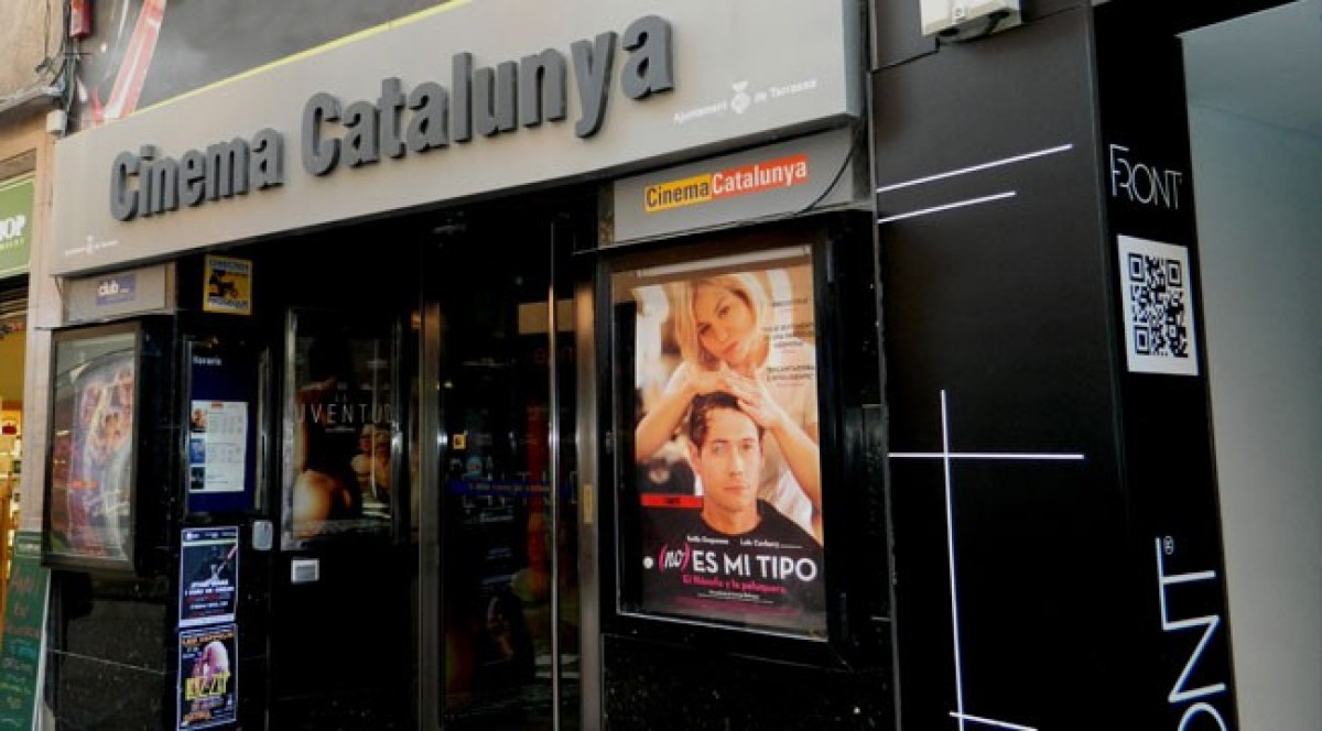 Entrada principal del Cinema Catalunya, al Carrer Sant Pere de Terrassa.