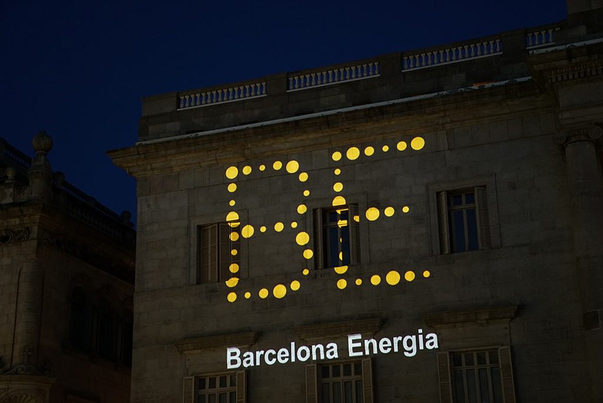 La imatge de Barcelona Energia projectada a la façana consistorial