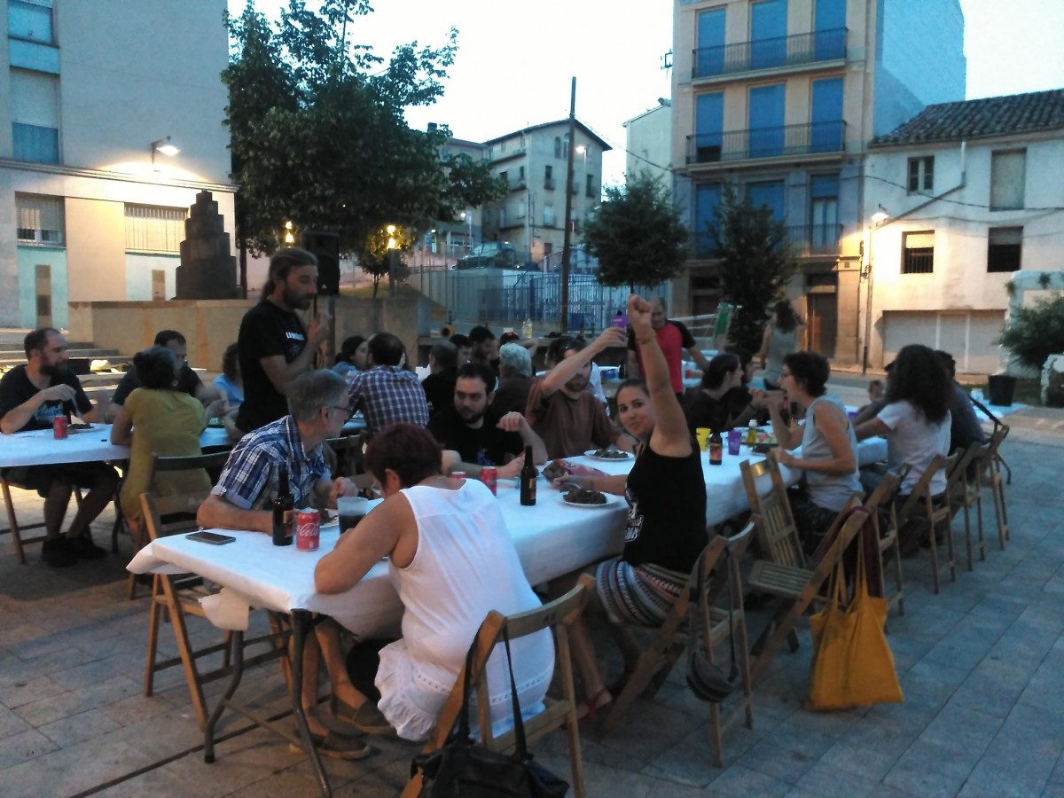 La inauguració es va celebrar amb un sopar a la plaça de Campdenmàs, a tocar de l'Ateneu.