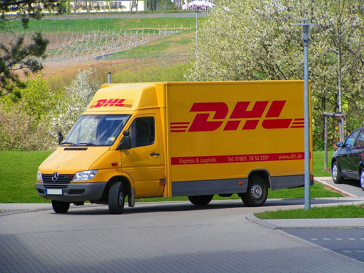 Una furgoneta de DHL
