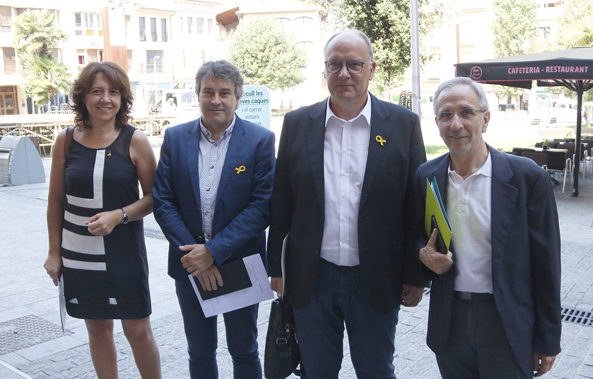 Anna Erra, Jordi Munell, Santi Vivet i Josep Mayoral, un cop finalitzada l'assemblea de la Xarxa C-17 celebrada a Torelló.
