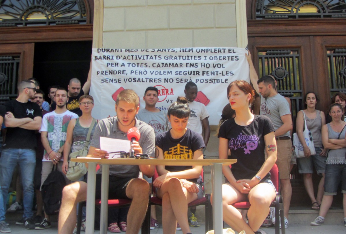 Membres de L'Obrera a les portes de l'Ajuntament de Sabadell 
