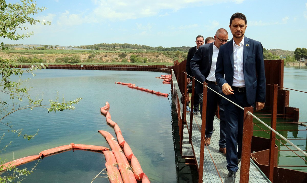 El conseller Damià Calvet, durant la visita a les actuacions de descontaminació a la fàbrica d'Ercros i la Reserva Natural de Sebes.