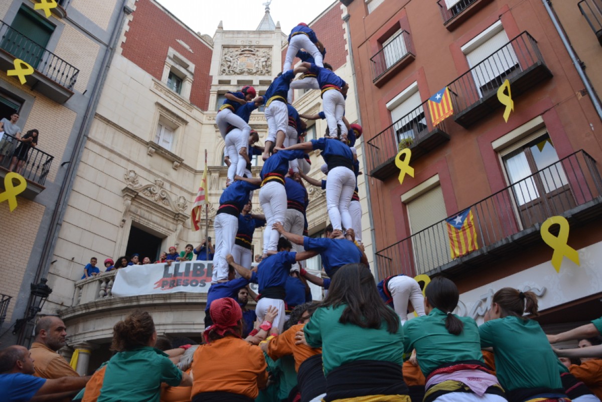 Una actuació dels Castellers de Berga a la plaça de Sant Pere.