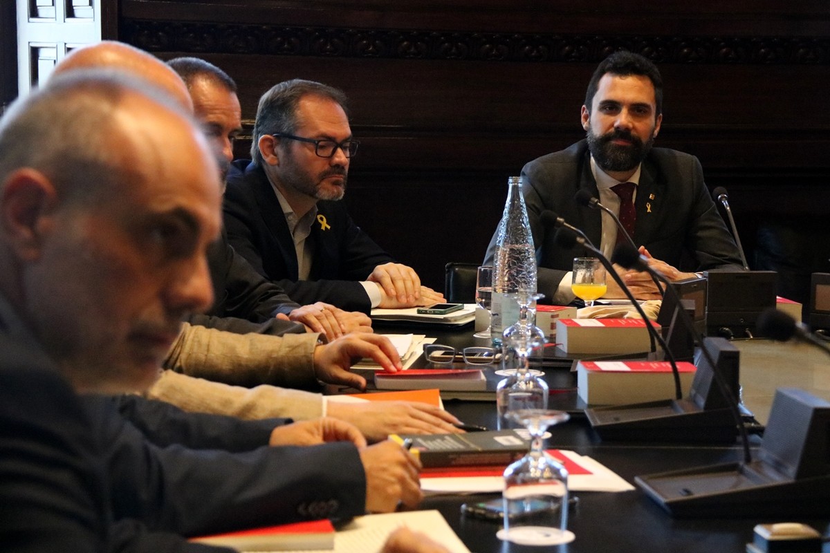 El president del Parlament, Roger Torrent; amb el vicepresident Josep Costa (JxCat) i el llletrat major Joan Ridao, a la reunió de la Mesa