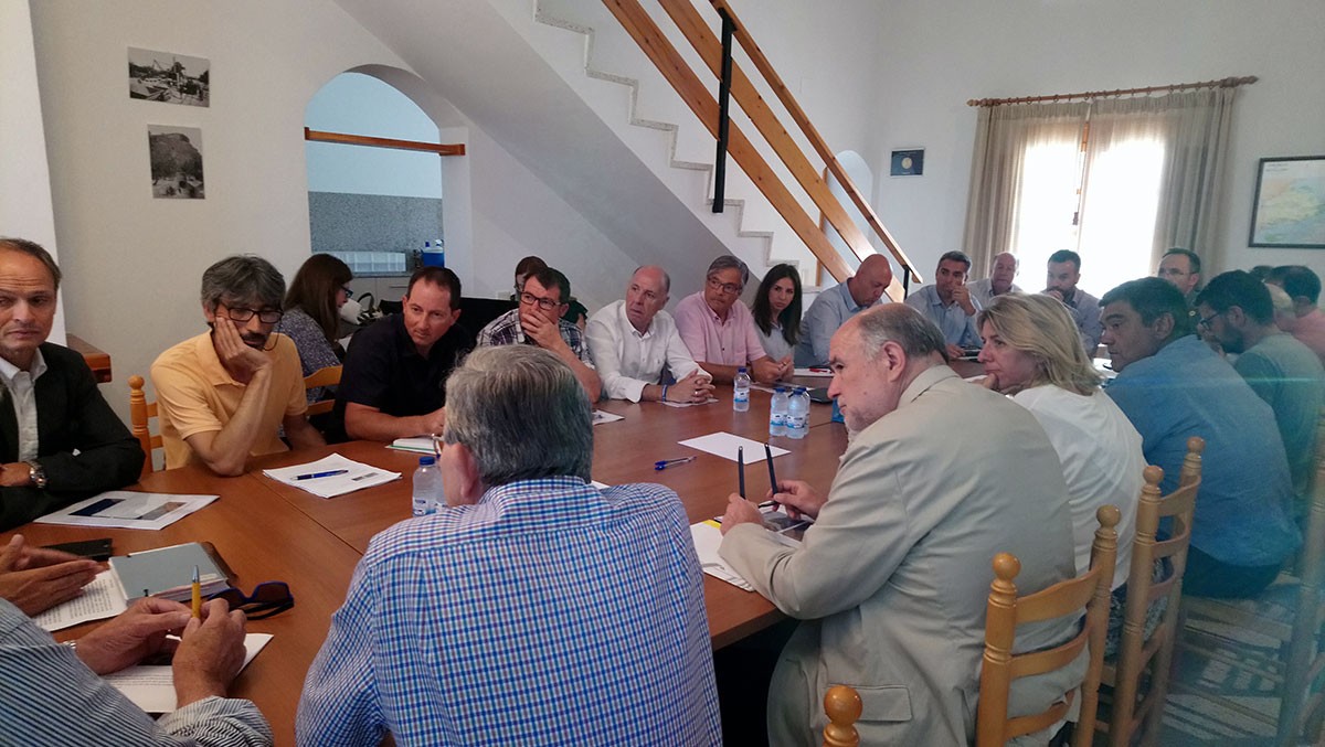 Regants, alcaldes i representants governamentals reunits per impulsar una taula de gestió contra la regressió del delta de l'Ebre.