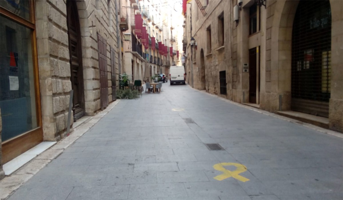 Llaços grocs al centre de Tortosa.