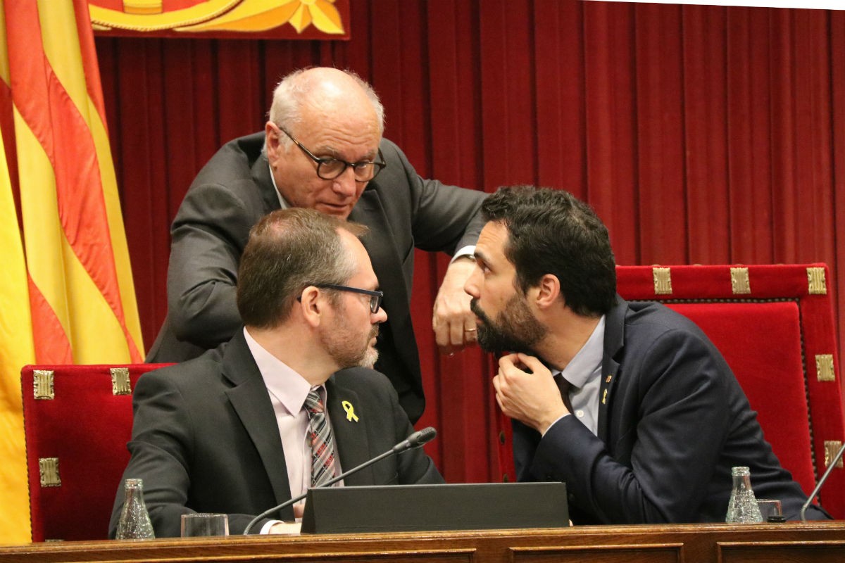 Roger Torrent i Josep Costa, amb l'exsecretari general del Parlament