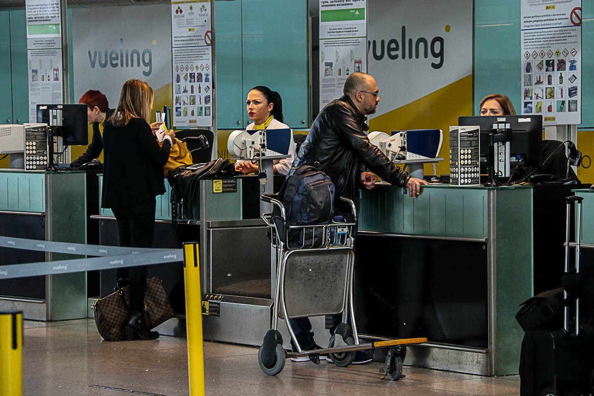 Passatgers de Vueling facturant el seu equipatge el passat abril.