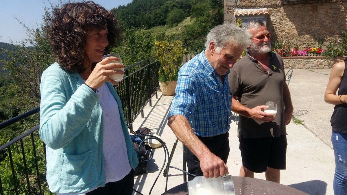 La consellera Teresa Jordà bevent llet de vaca crua del mas el Lladré de les Llosses