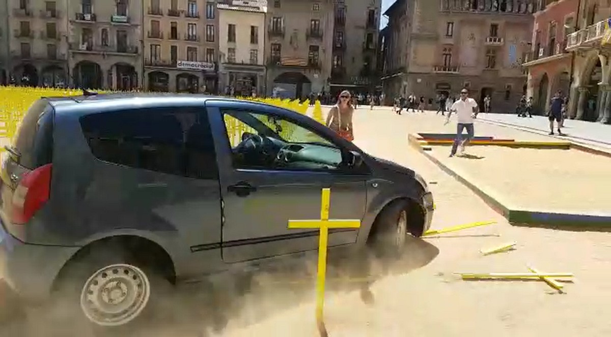 El cotxe que va envestir les creus grogues a Vic, el juliol del 2018.