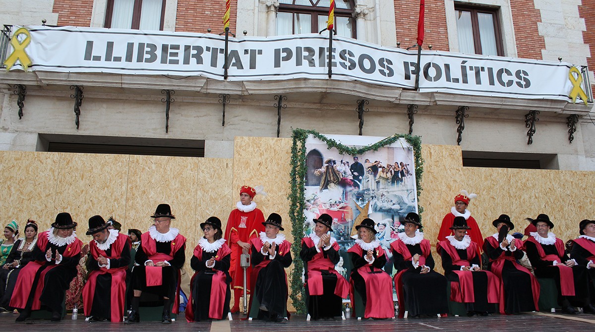 Cloenda de la Festa del Renaixement, amb els representants consistorials i al fons una pancarta que reclama la llibertat dels presos.