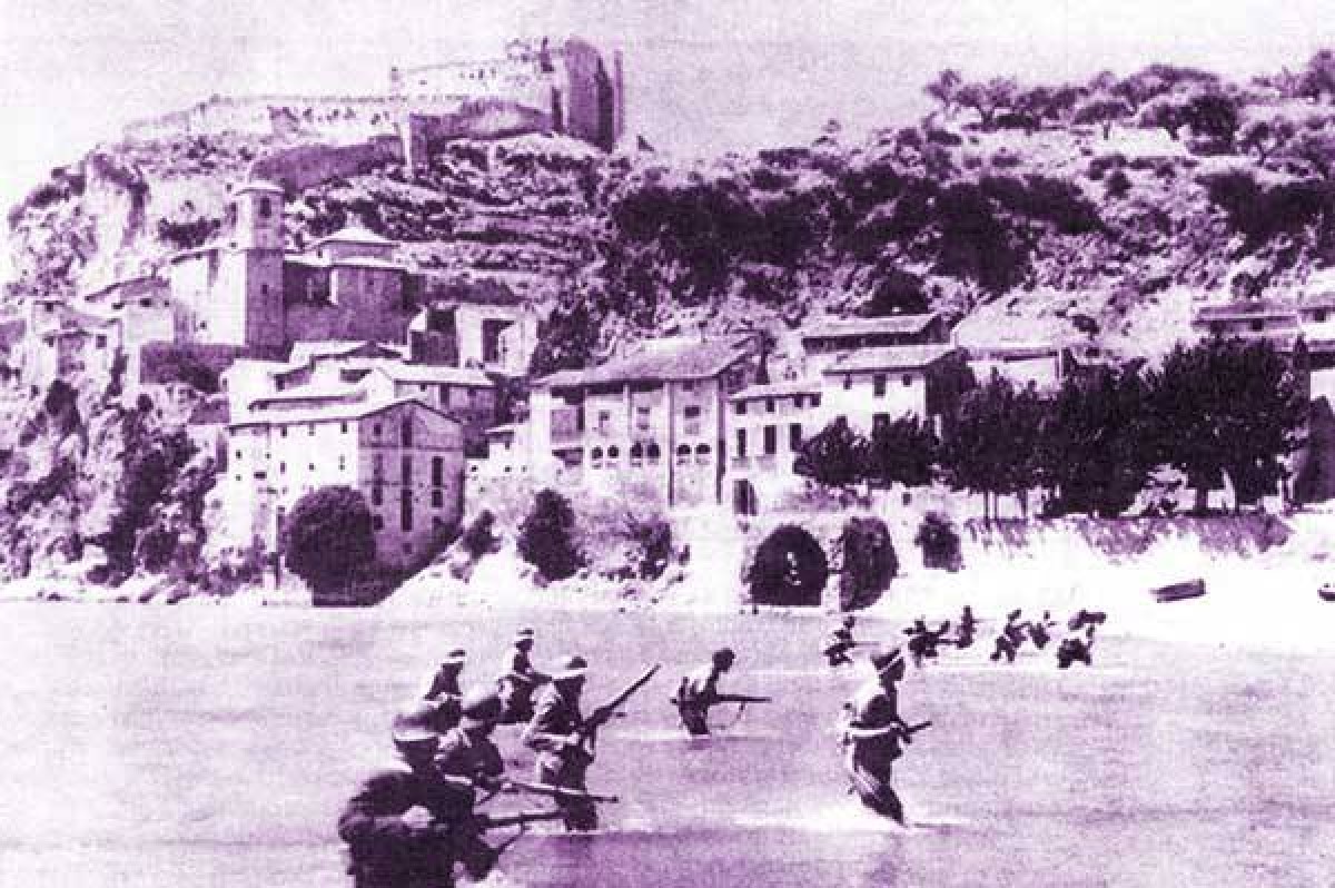 Soldats republicans creuant el riu a Miravet.