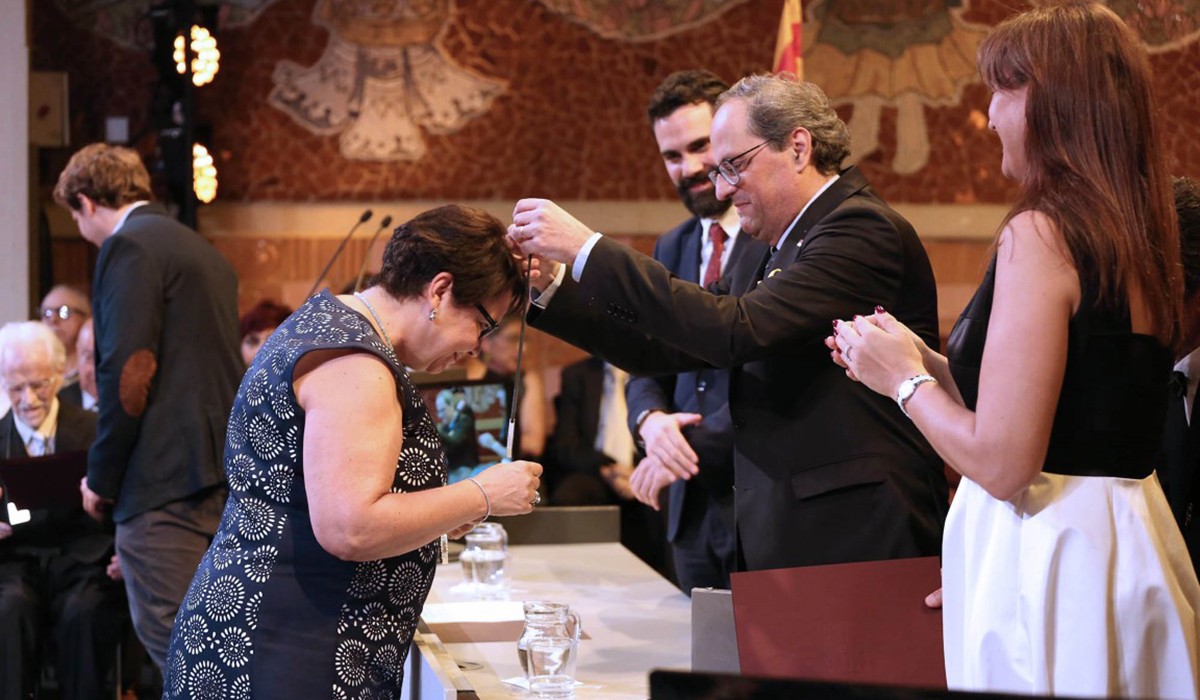 Victòria Almuni rebent la Creu de Sant Jordi de mans del president de la Generalitat Quim Torra