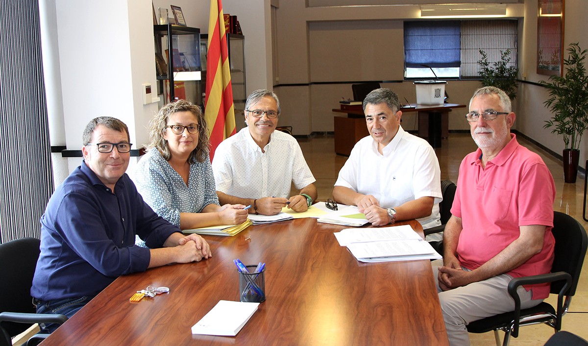 Imatge de la signatura del document de compra-venda entre l'Ajuntament de l'Aldea i Adif. 