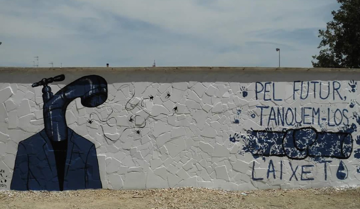 Mural antitransvasista situat al Parc del Riu de Deltebre