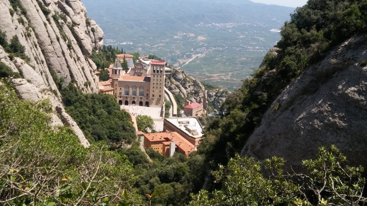 El monestir de Montserrat i la seva plaça